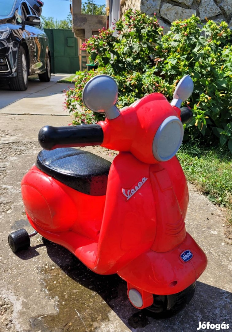 Chicco Vespa Primavera baba-robogó 12-36 hó - Piros