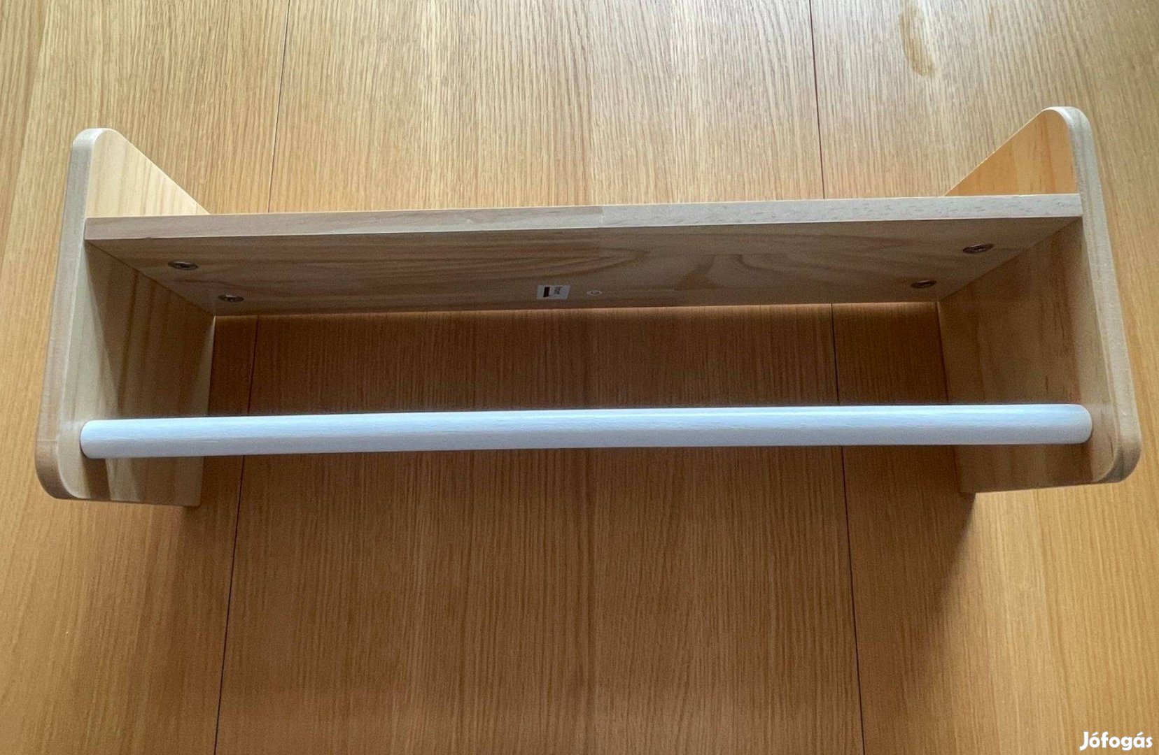 Cím Kave Home Florentina tömör fenyő fali polc - 52 cm