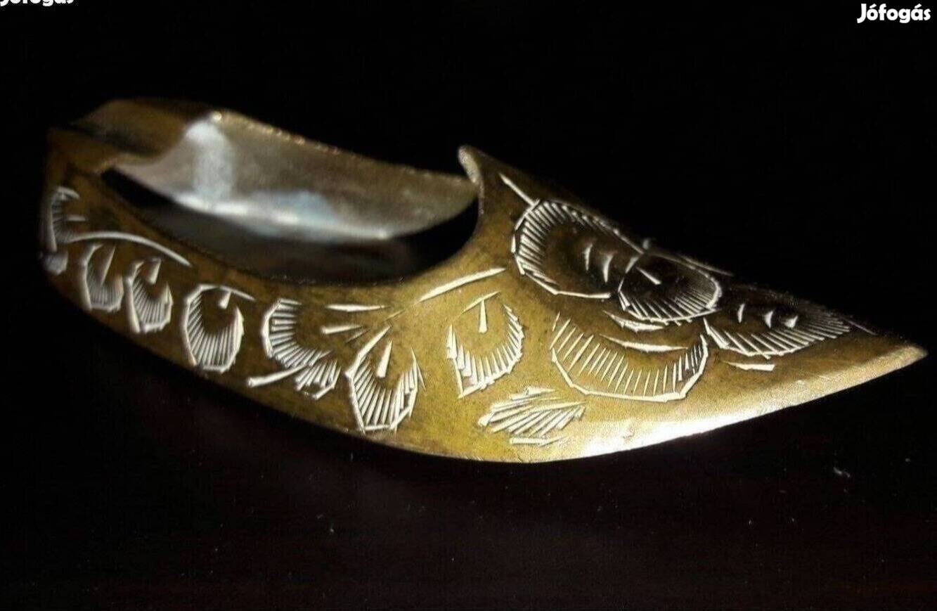 Cipellő alakú hamutál