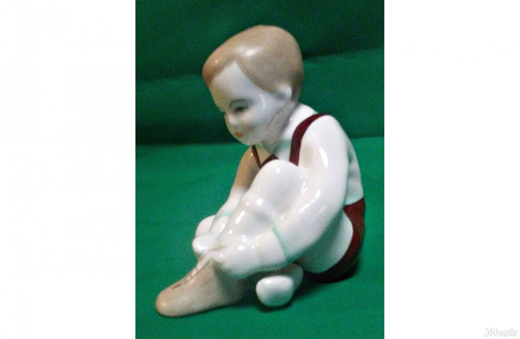 Cipőt fűző kisfiú (porcelán, aquvincum, 10 cm magas)