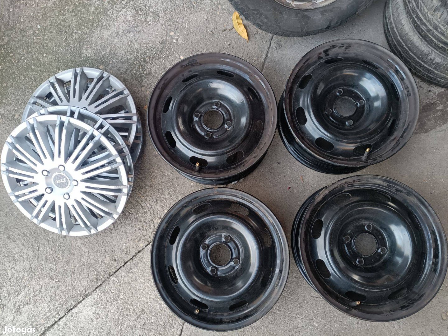 Citoen C4 15-ös lemezfelni dísztárcsákkal