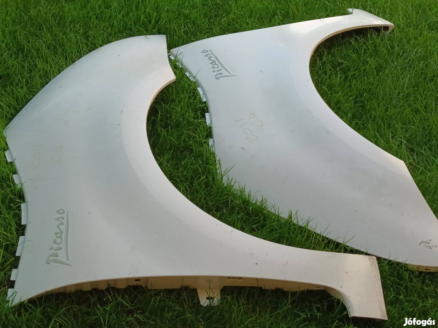 Citroen C4 Picasso jobboldali sárvedő