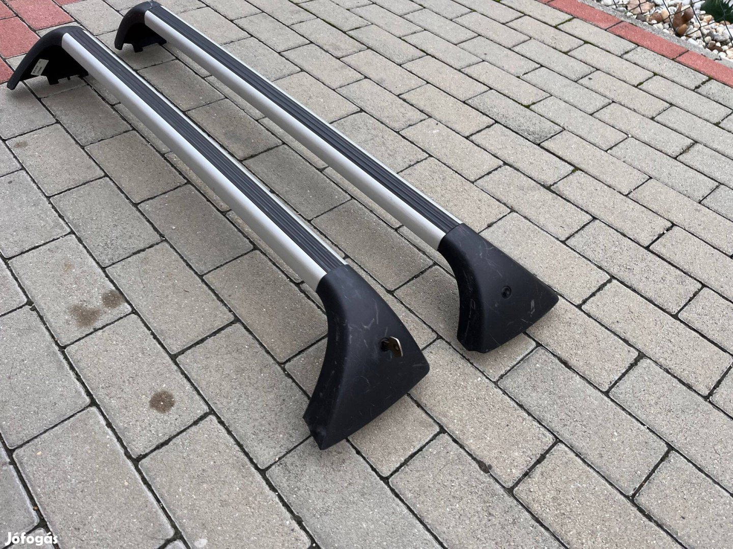 Citroen gyári tetőcsomagtartó Fixpontos csavaros felfogatás. Zárható