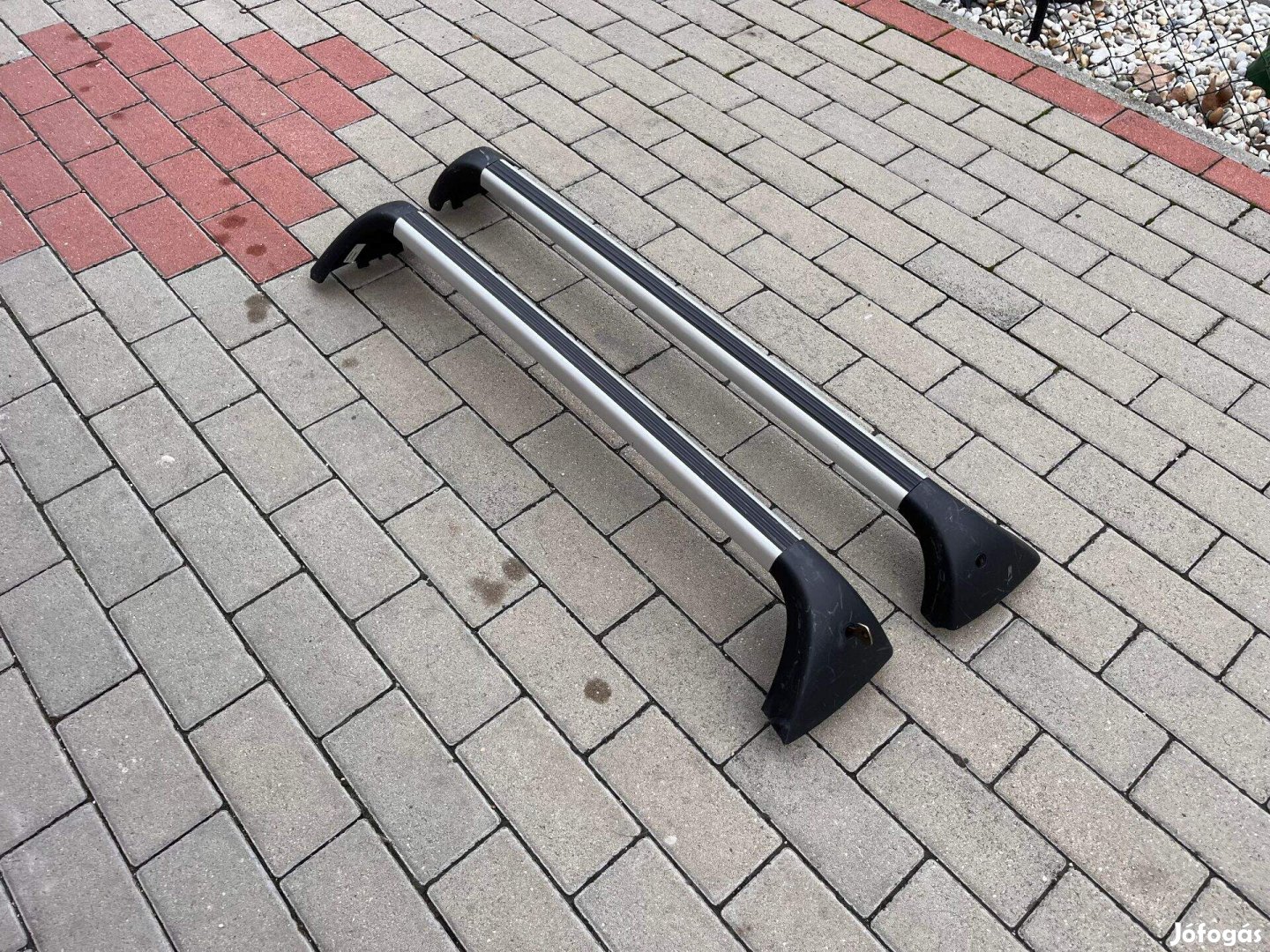 Citroen gyári tetőcsomagtartó Fixpontos csavaros felfogatás. Zárható