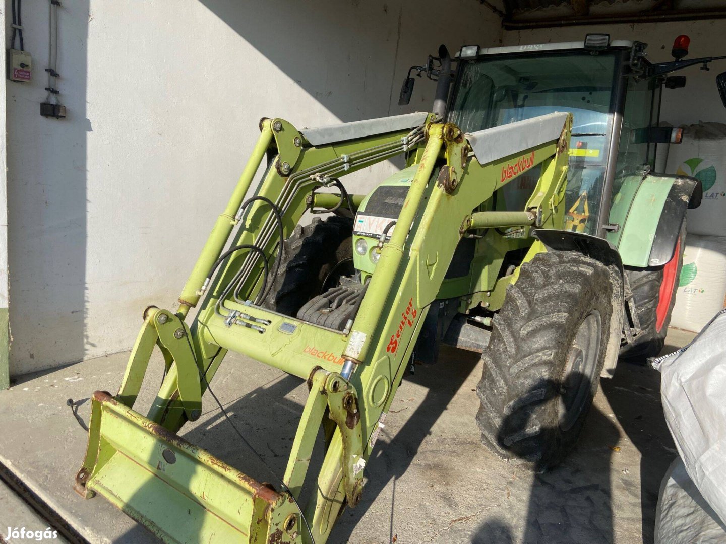 Claas Celtis 446 RC traktor homlokrakodóval, adapterekkel