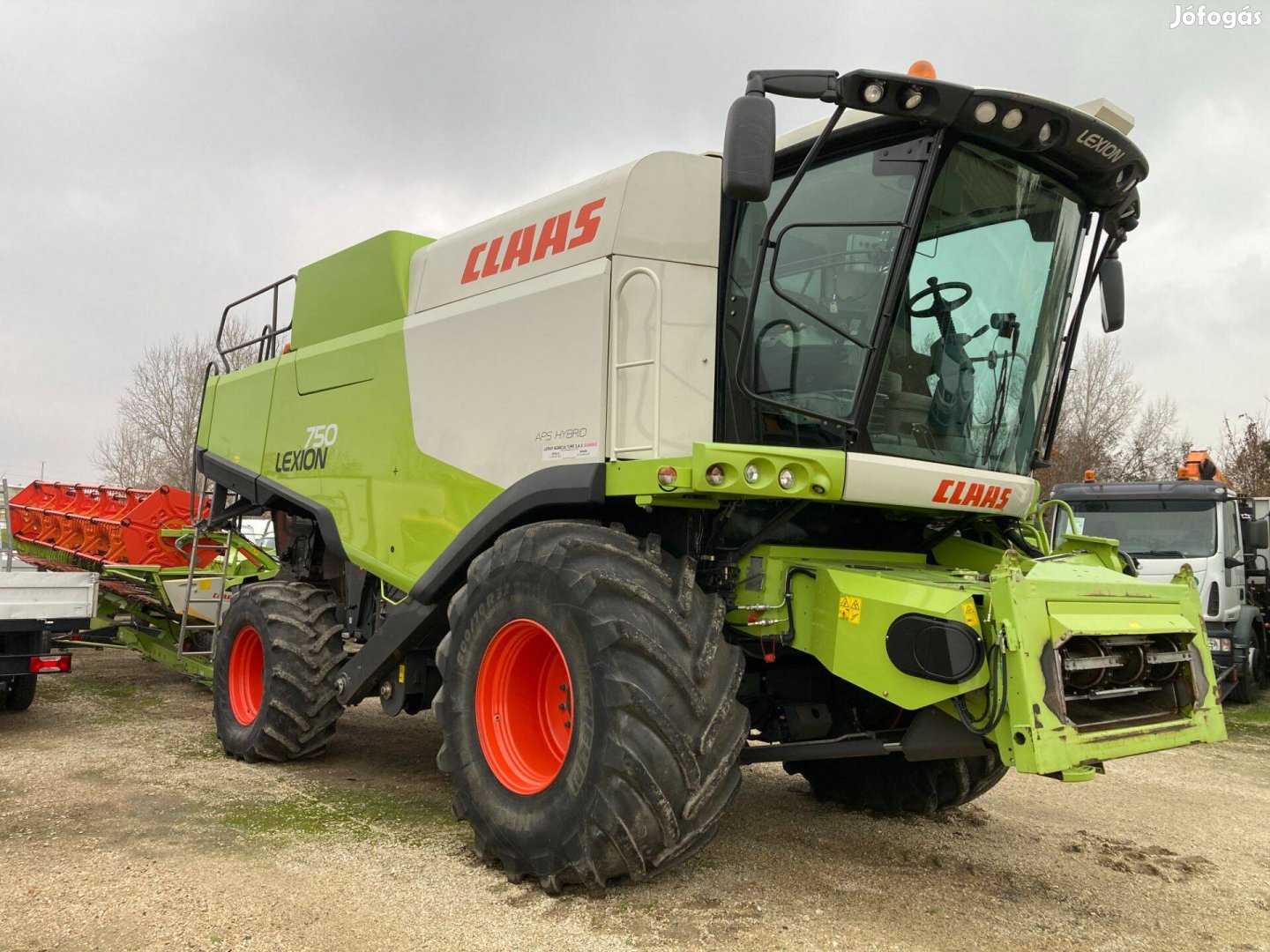 Claas Lexion 750 2000 ü.ó. kombájn + gabonaasztal eladó