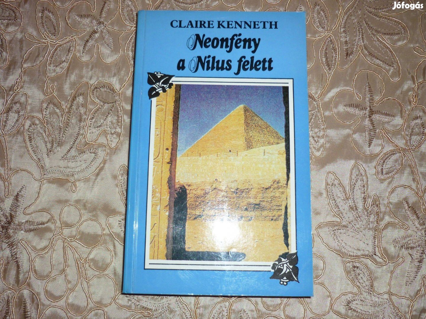 Claire Kenneth - Neonfény a Nílus felett - romantikus regény
