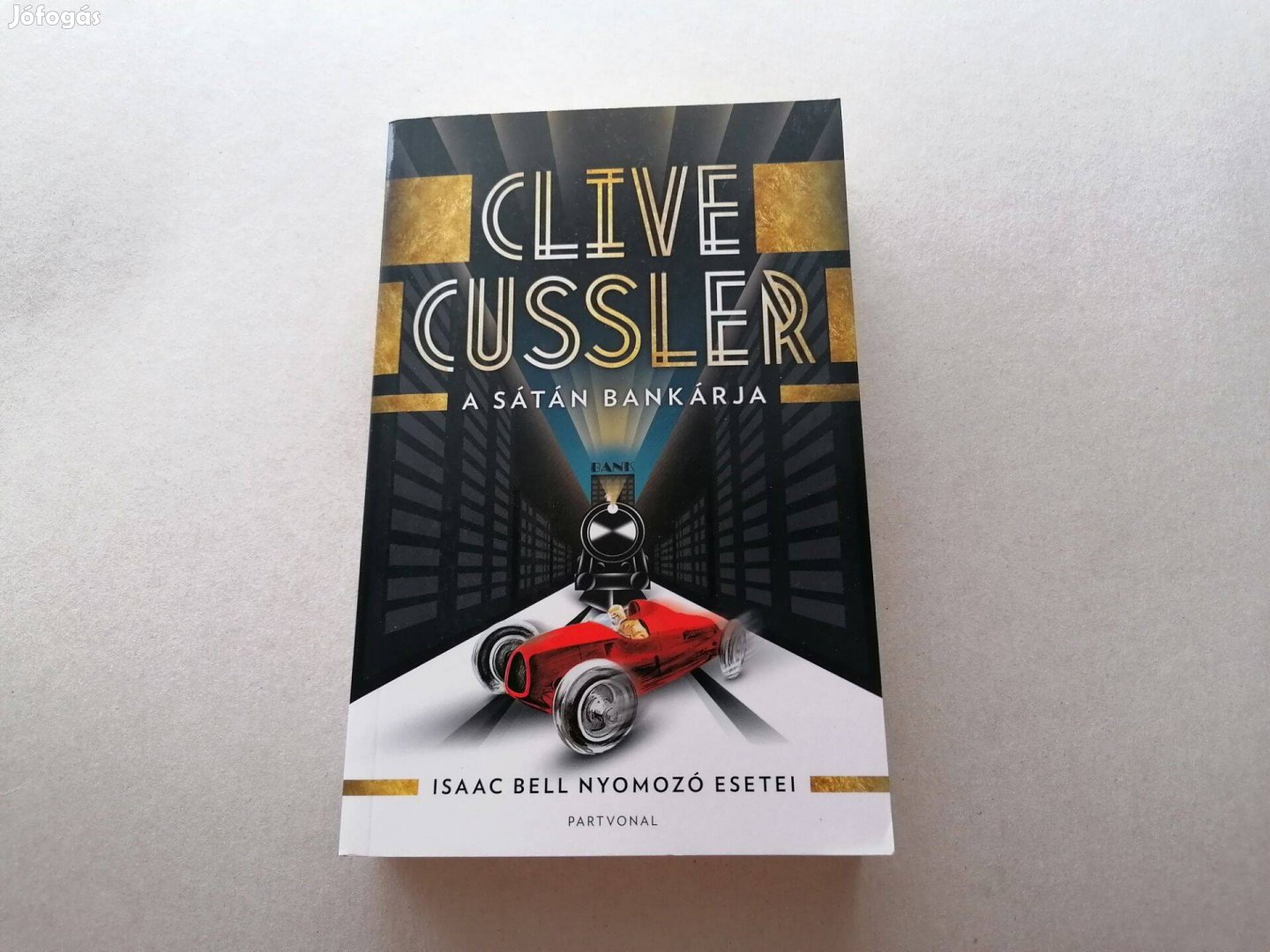 Clive Cussler: A sátán bankárja c. Új könyve eladó !