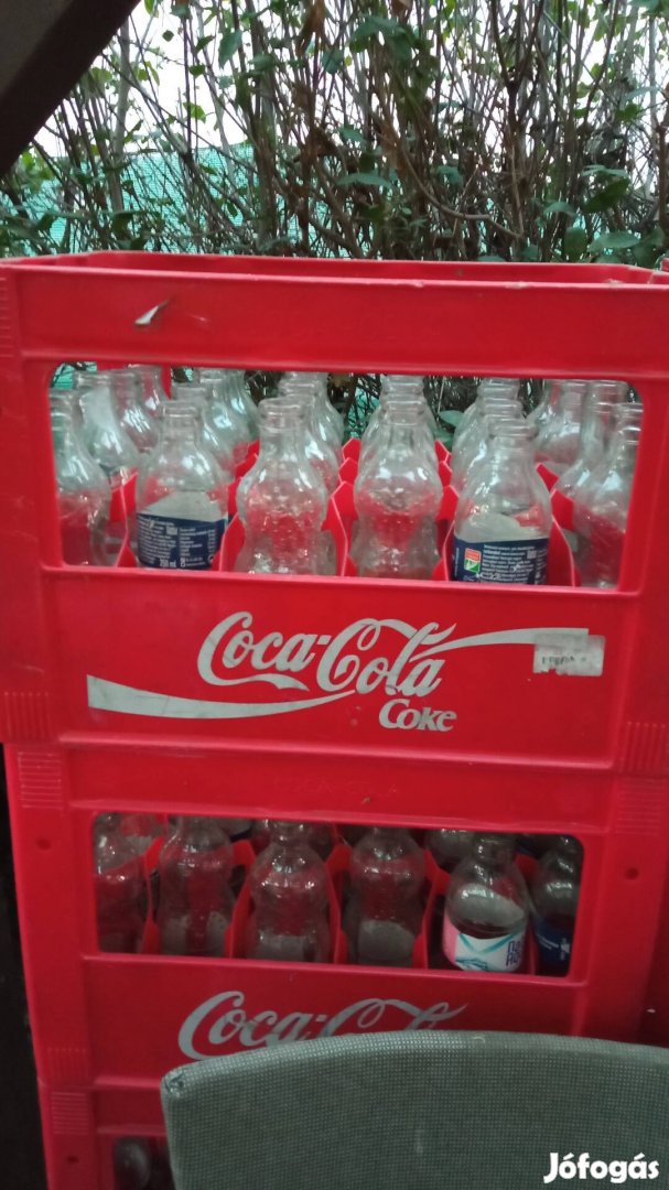 Coca-cola rekeszek üres üvegekkel.