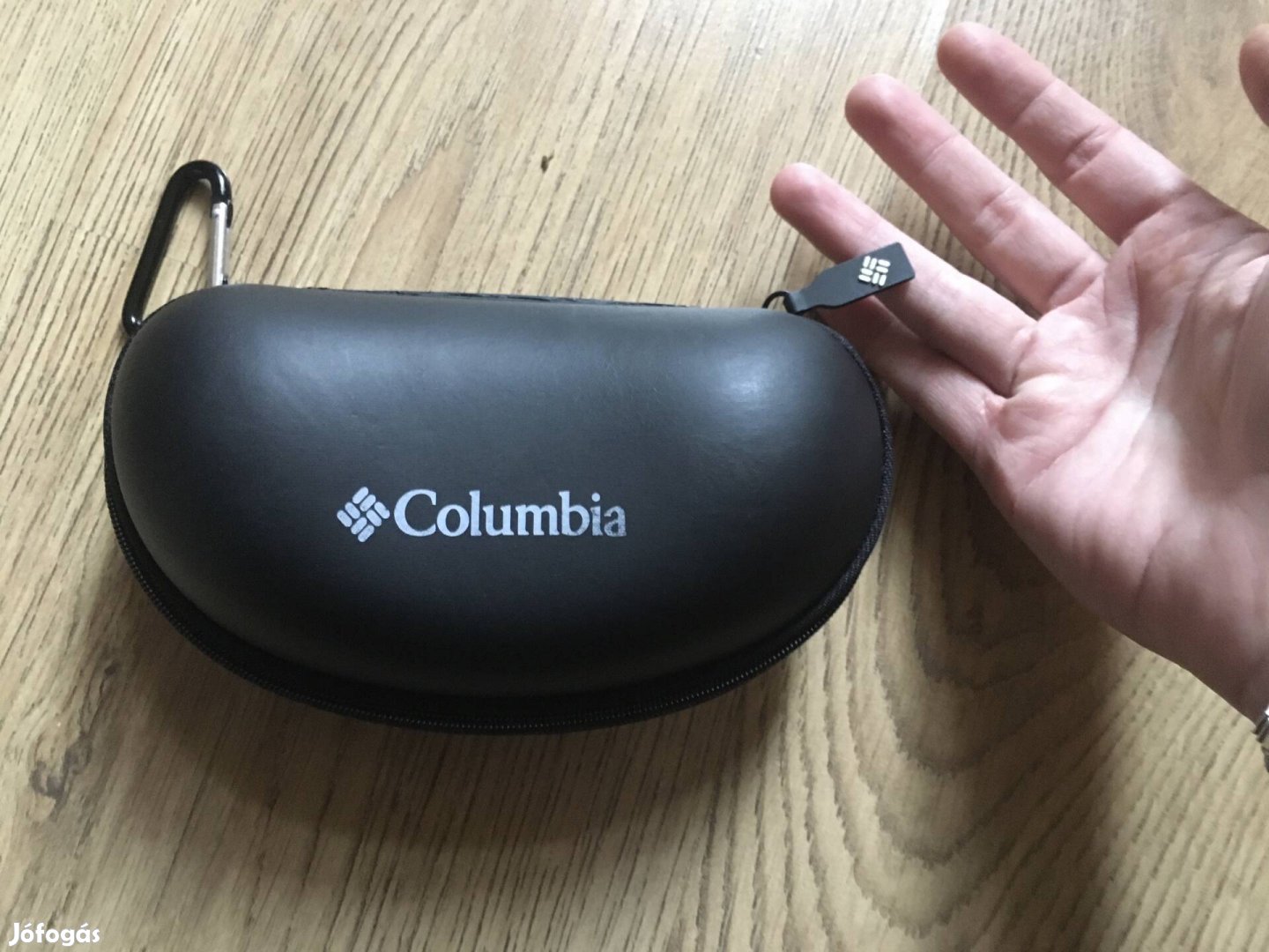 Columbia napszemüveg tok fekete karabínerrel