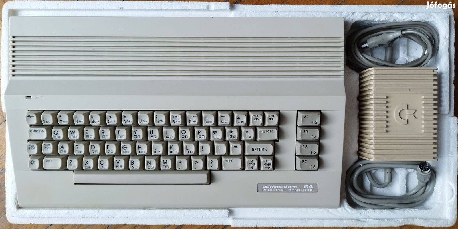 Commodore 64 (C64) tápegységgel dobozával