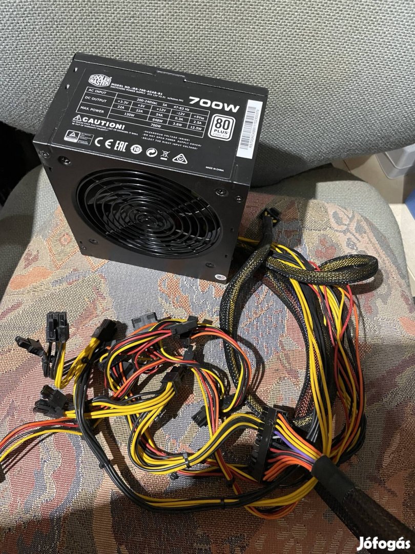 Cooler Master 700W-os tápegység