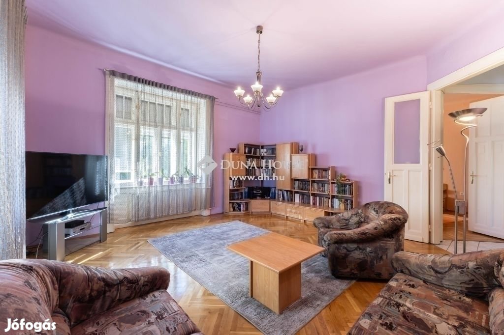 Corvin sétánytól pár percre, 3 szobás, napfényes lakás eladó