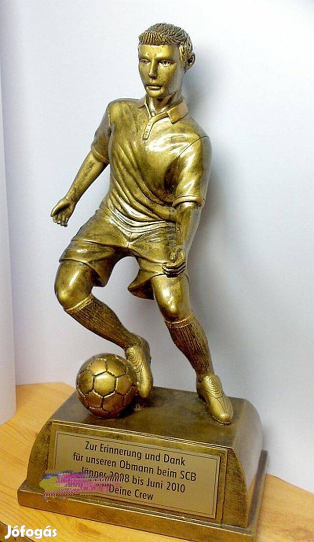 Cristiano Ronaldoról mintázott futballista relikvia, nagy méretű műgya