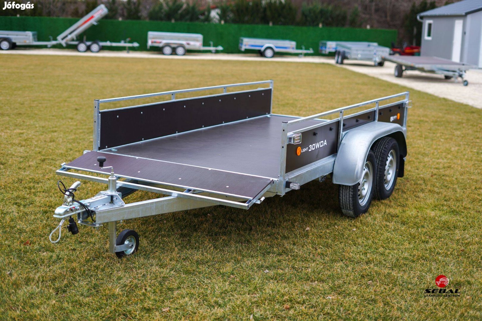 Csak novemberben! Új fa oldalfalas utánfutó rendszámmal 799.000 Ft