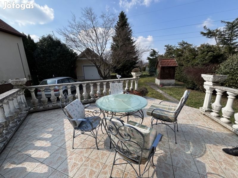Családi ház, parkosított kerttel eladó Újhegyen