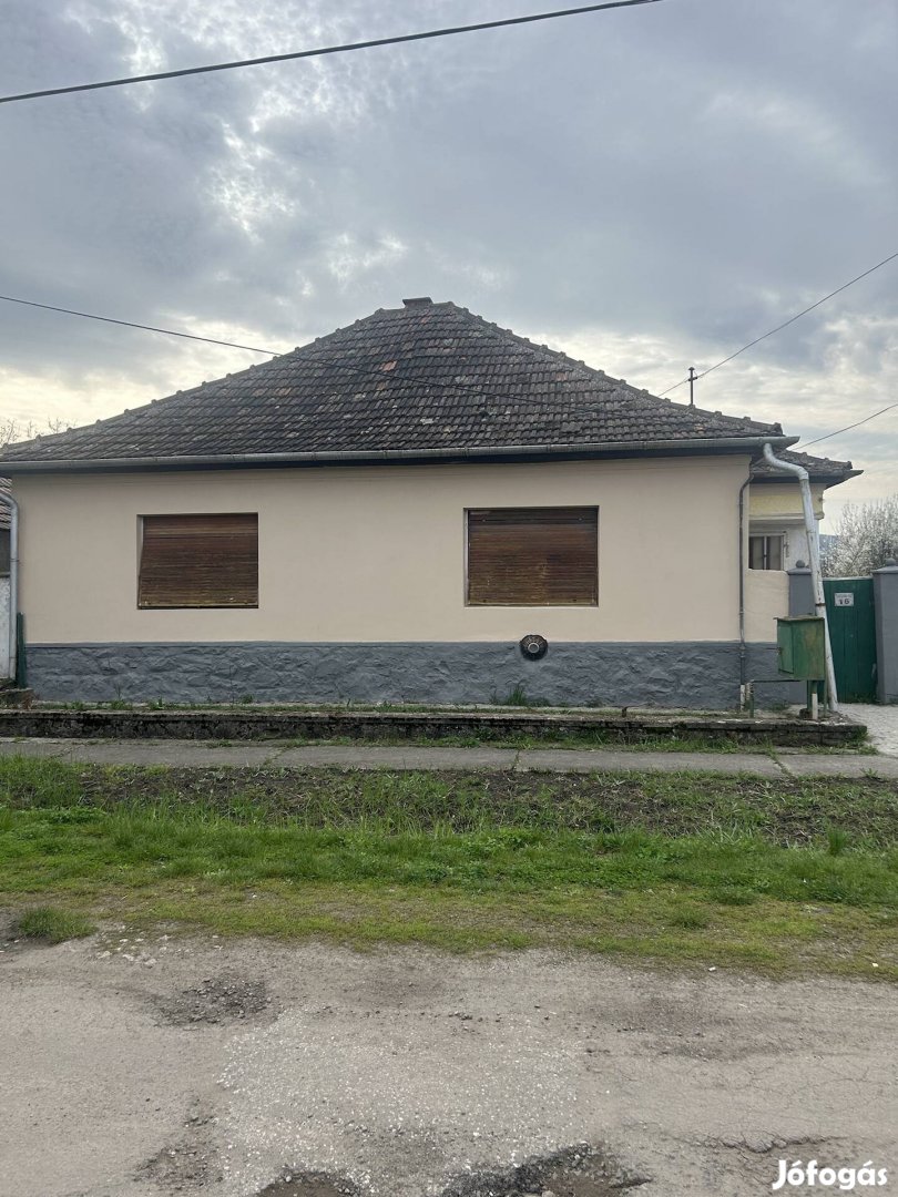 Családi ház eladó Vécsen
