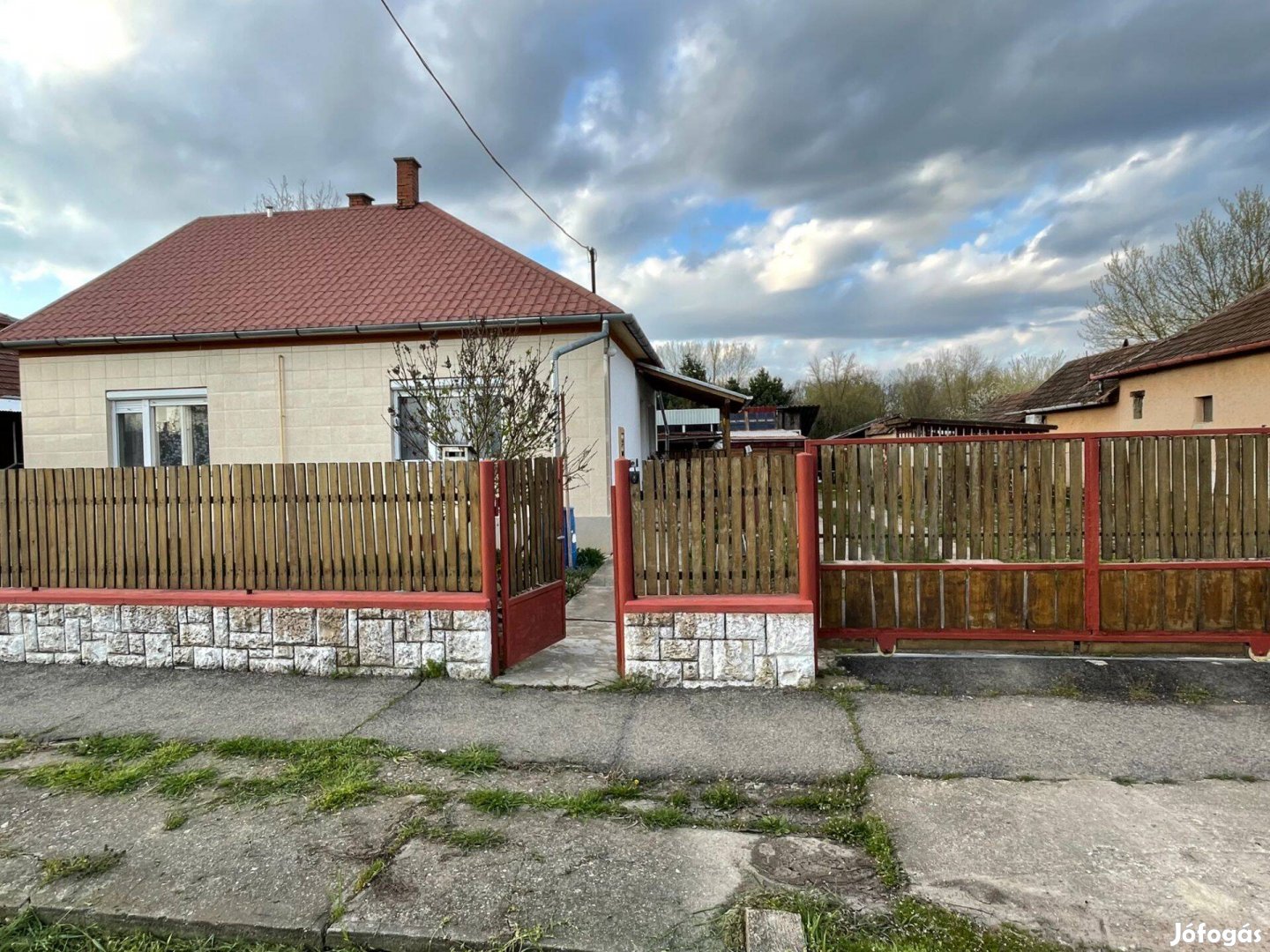 Családi ház fenyvessel, saját partszakasszal - Tiszadada