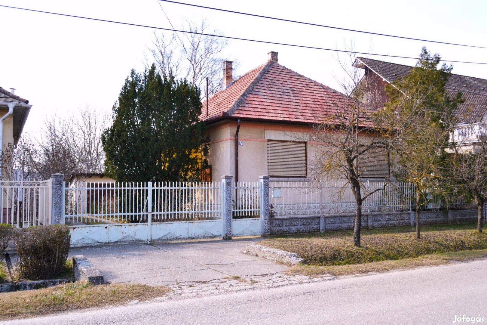 Családi ház pincével, melléképületekkel