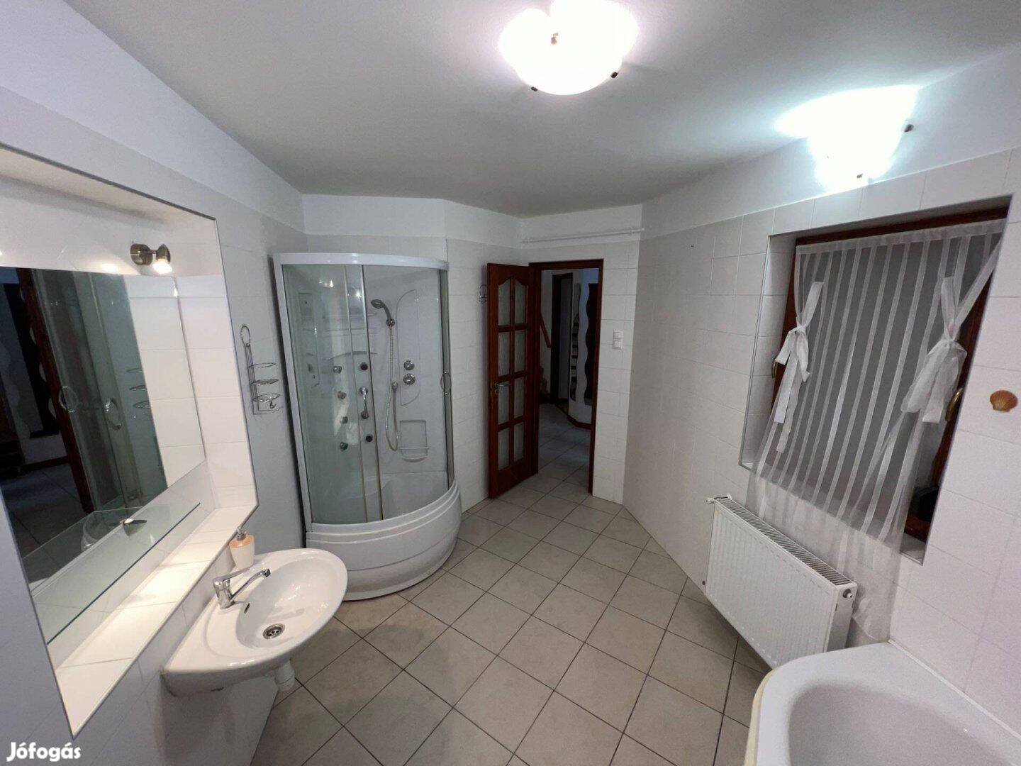 Családi ház udvarral, garázzsal csendes helyen eladó!