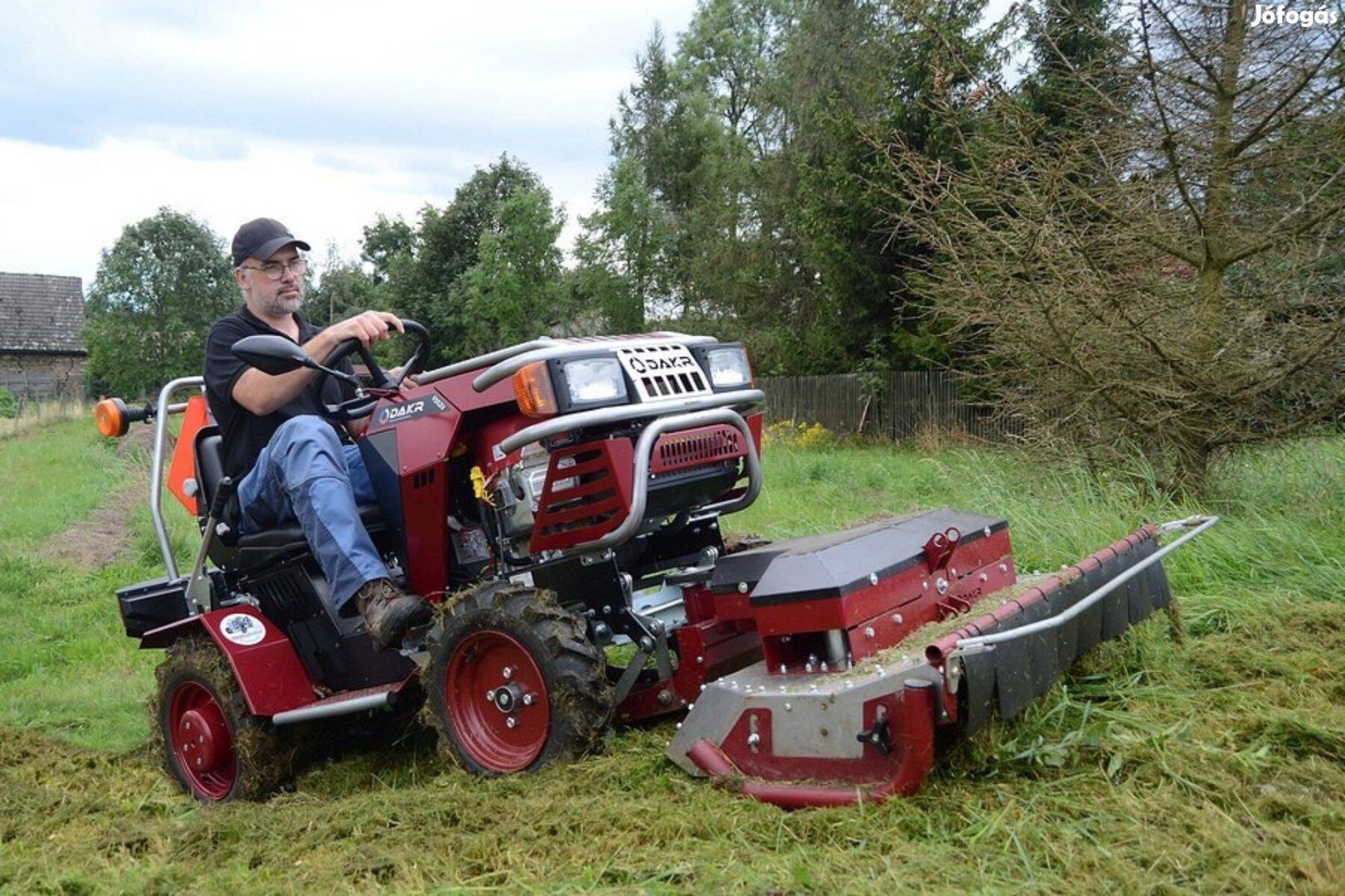 Cseh gyártmányú 22 LE Panter FD-52V multifunkcionális gazvágó traktor