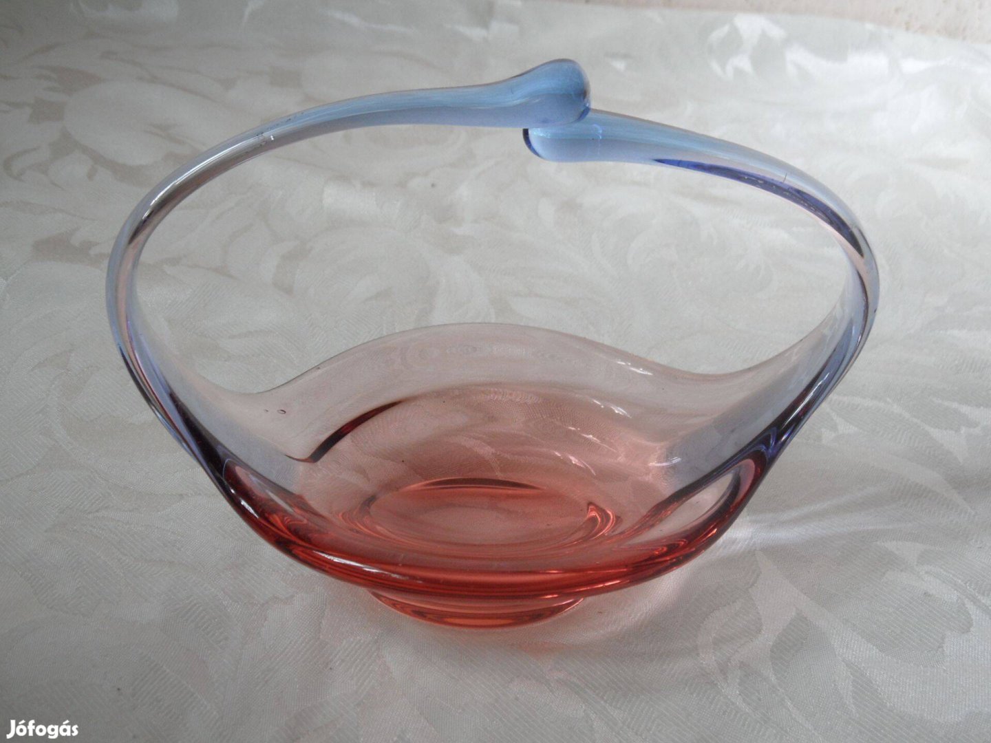 Cseh színes öntött üveg finom vonalú asztalközép, kínáló