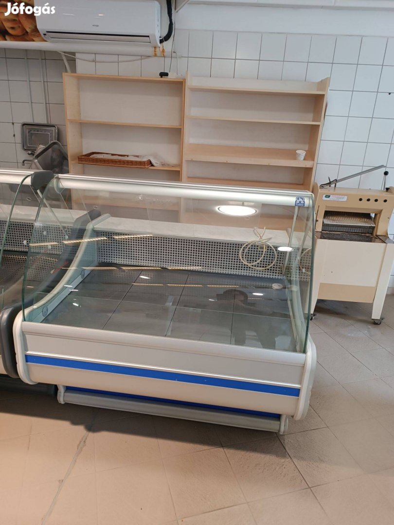 Csemegés pult hajlított üveges