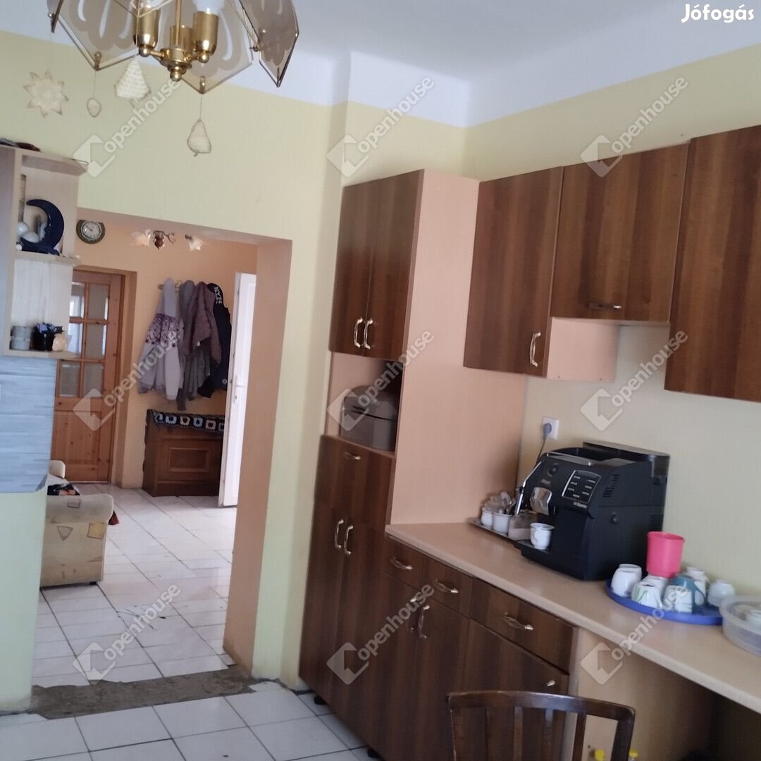 Csendes kis faluban kétszintes családi ház eladó!