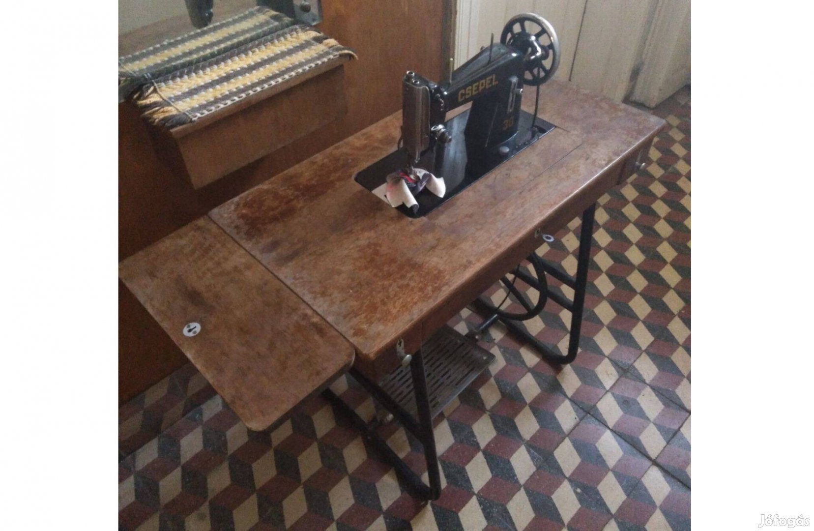 Csepel 30 varrógép, asztallal