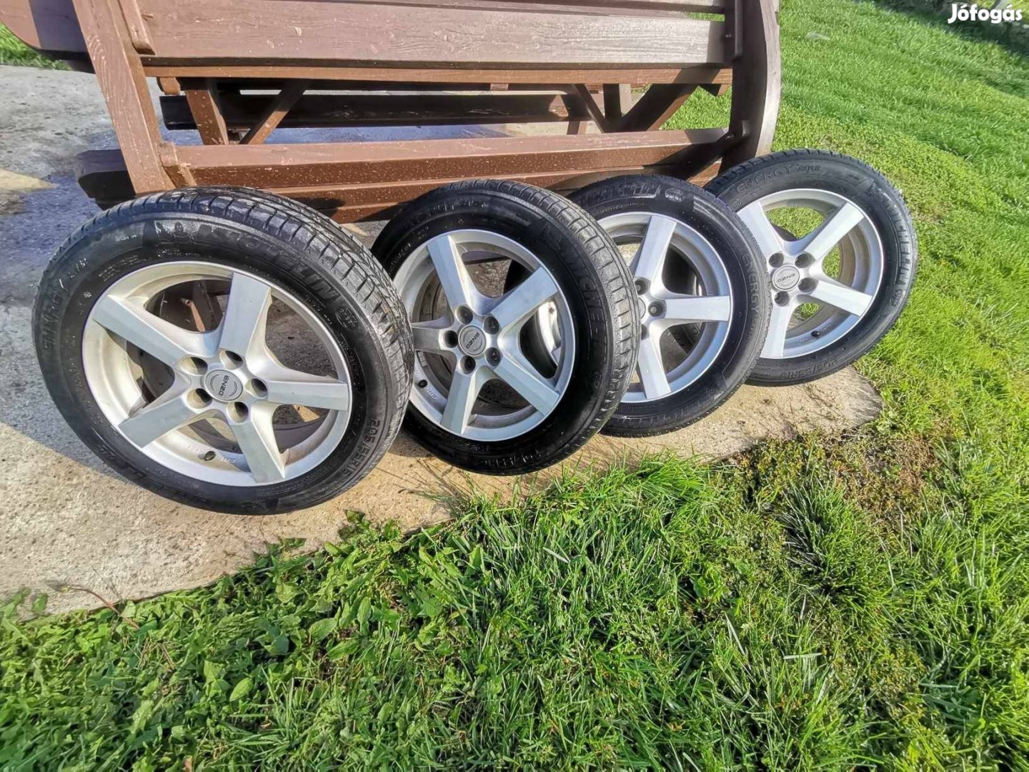 Cserélhető eladó 16 coll os alufelni nyári gumival. VW 5x112