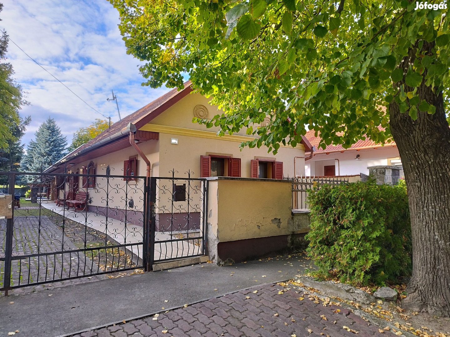 Cserépfalun eladó bútorozott családi ház