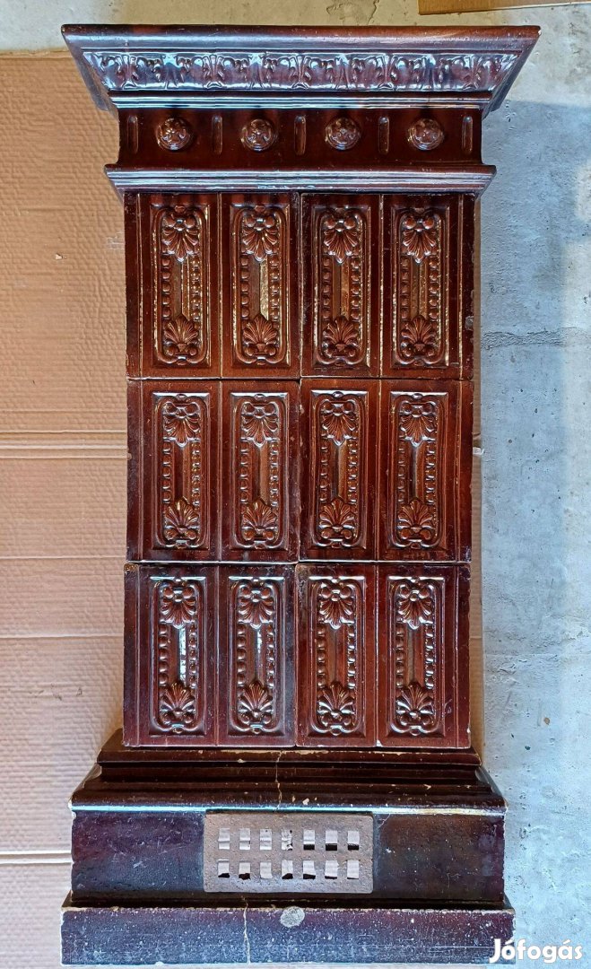 Cserépkályha díszes párkánnyal