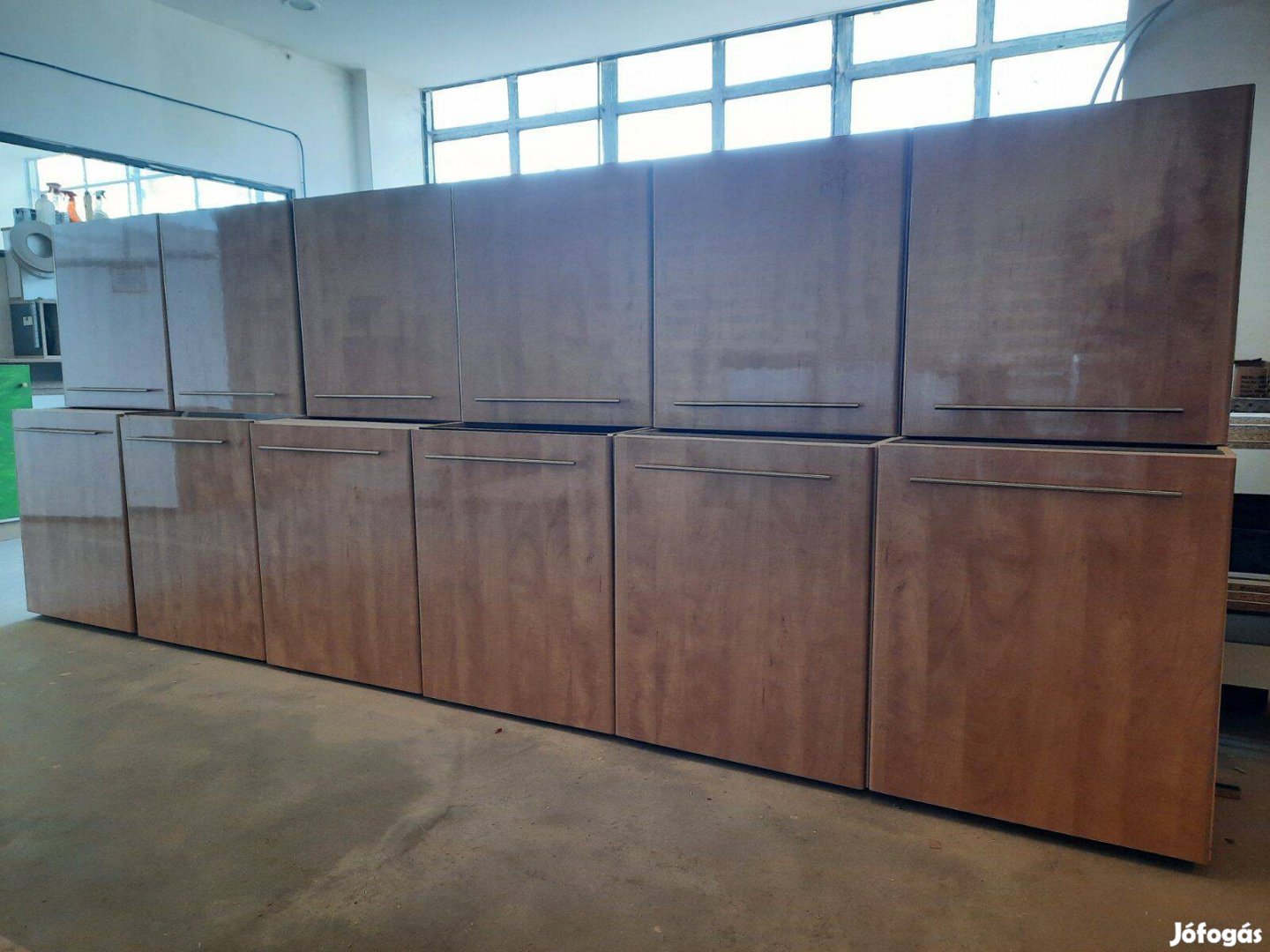 Cseresznye metál fényes konyhabútor, akár bontva is AR164
