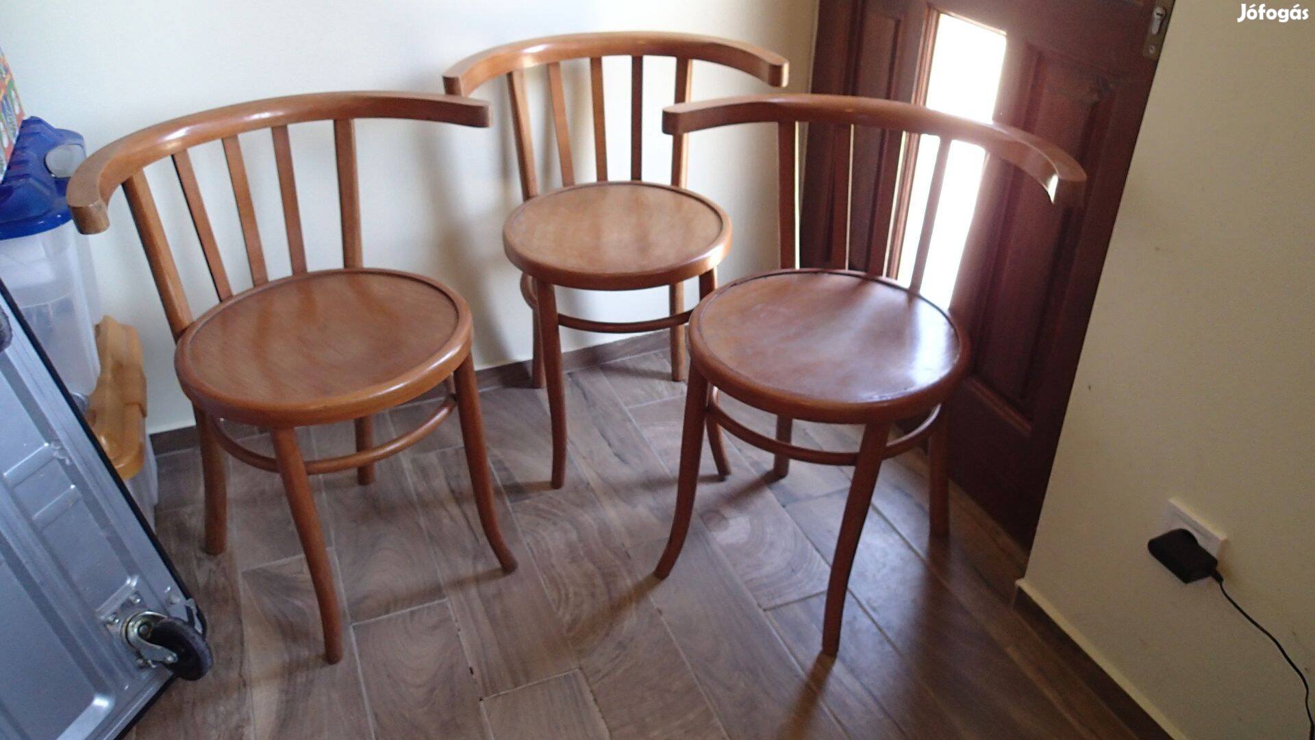 Cseresznye színű karfás Thonet kávéházi szék