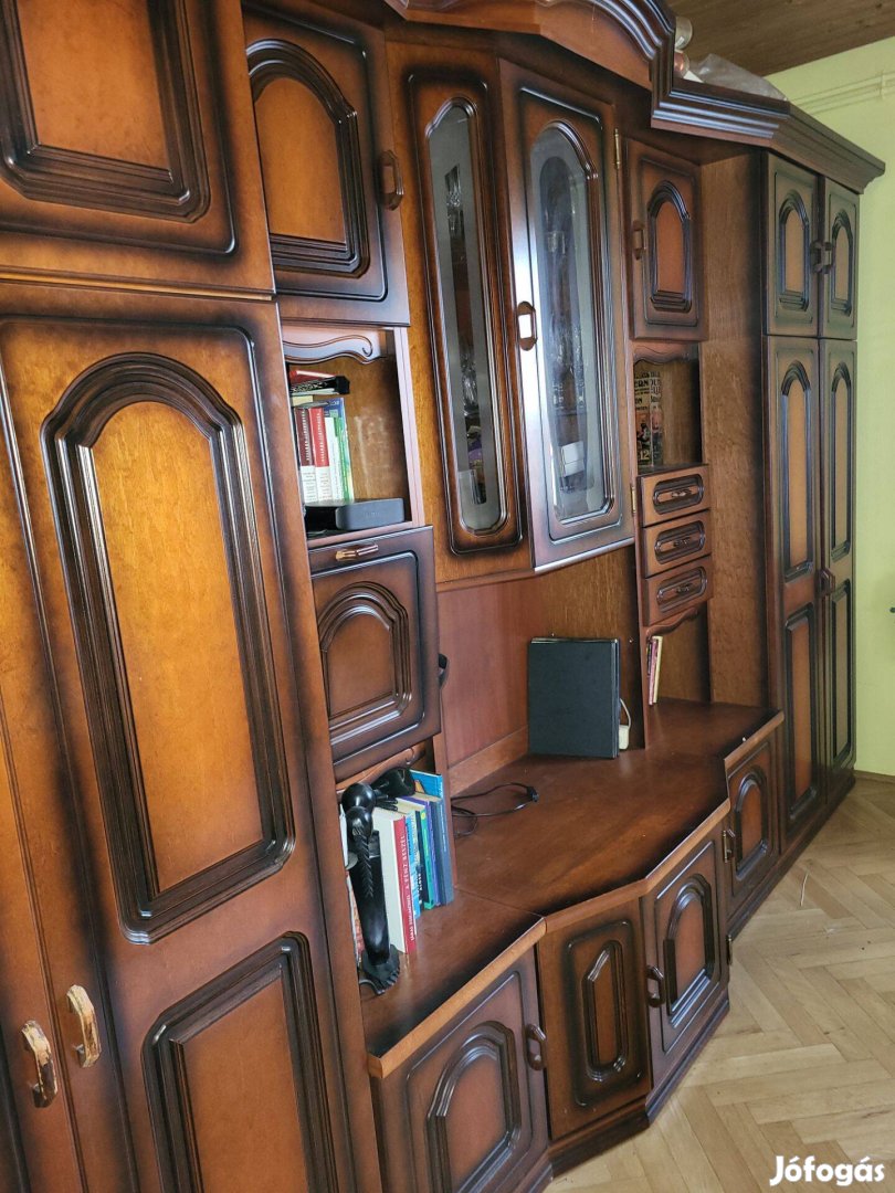 Cseresznye színű szekrénysor