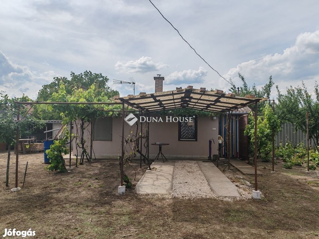 Cserkeszőlői 38 nm-es ház eladó