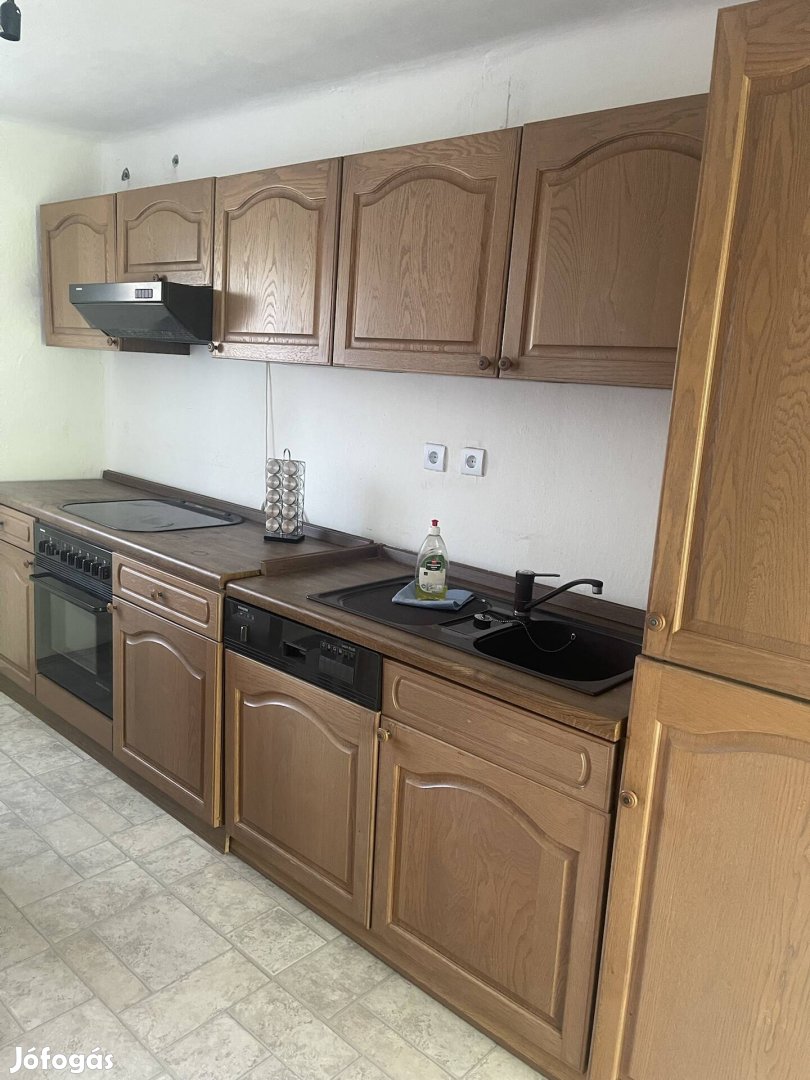 Cserkeszölön a gyógyfürdő közelében felújított háznyaraló