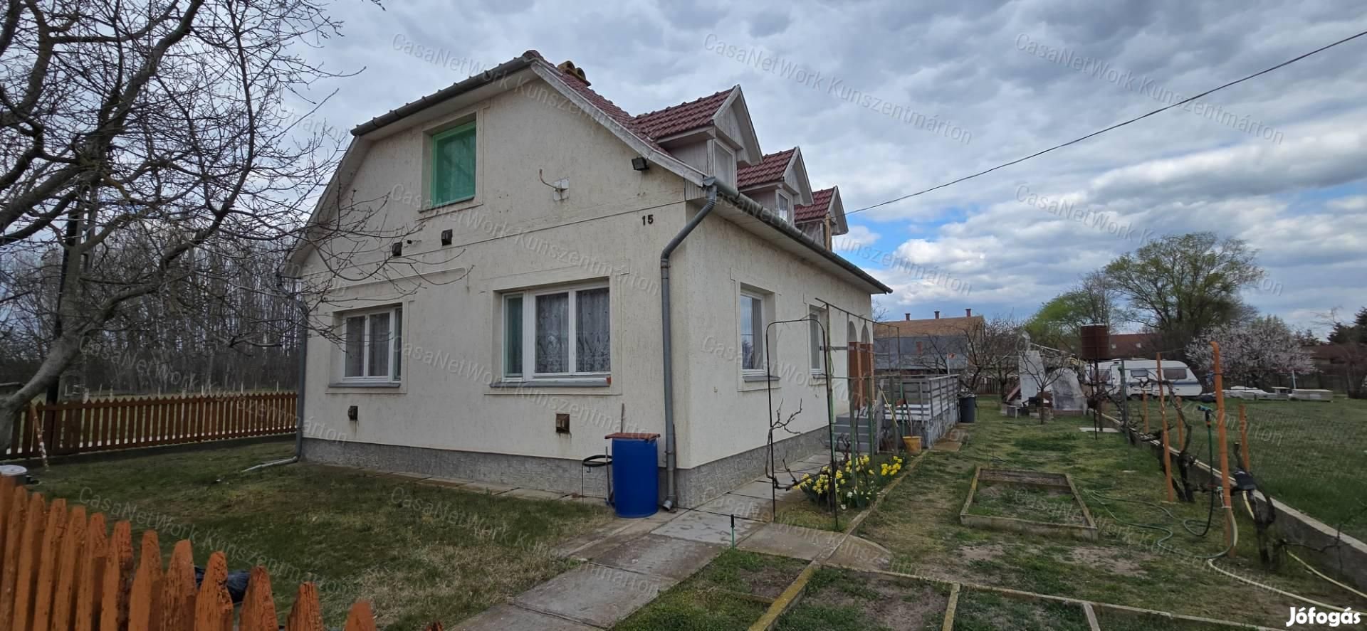 Cserkeszőlőn eladó 5 szobás, nappalis családi ház nagy