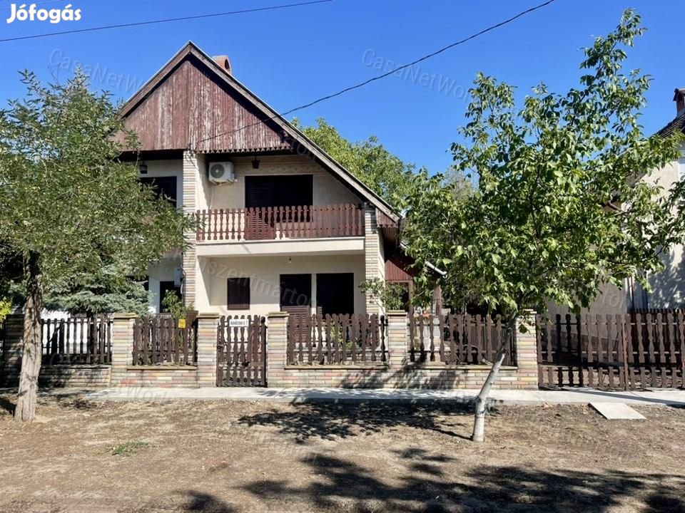 Cserkeszőlőn eladó téglaépítésű, emeletes ikernyaraló egyik