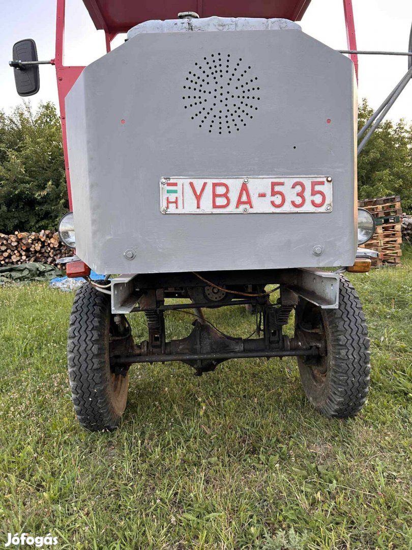 Csettegő yukker lassu jármű