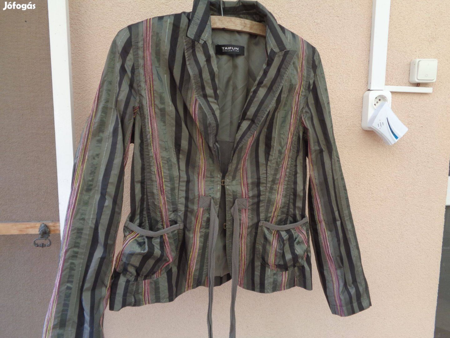 Csíkos mintázatú blézer