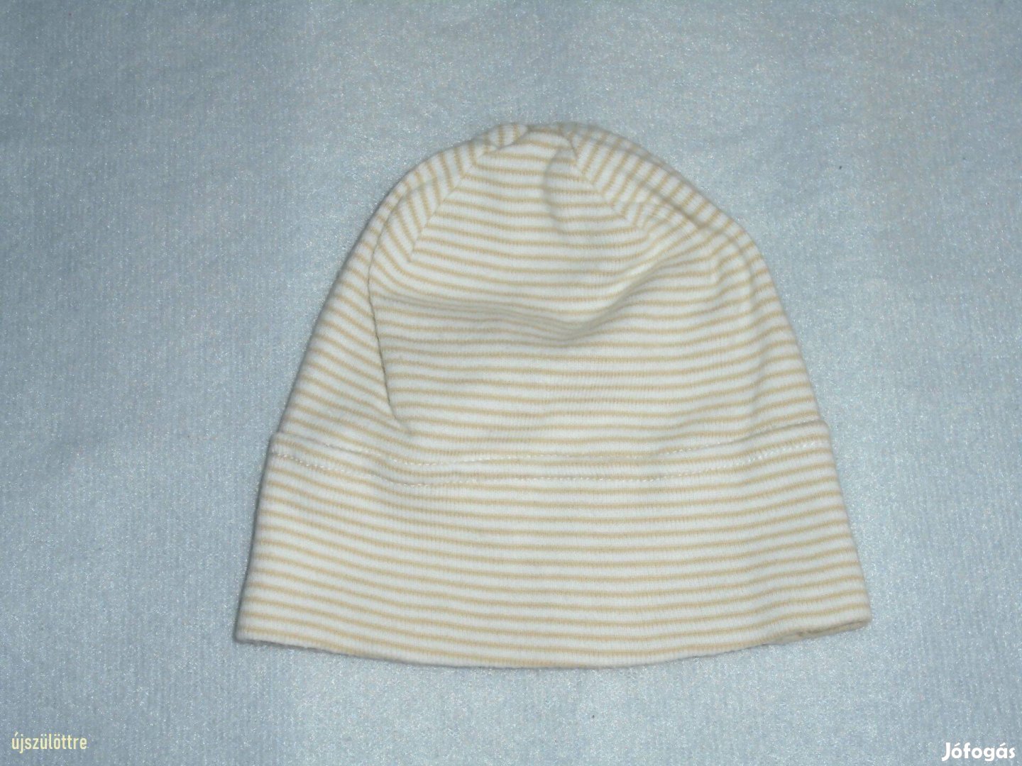 Csíkos világos színű sapka - újszülöttre