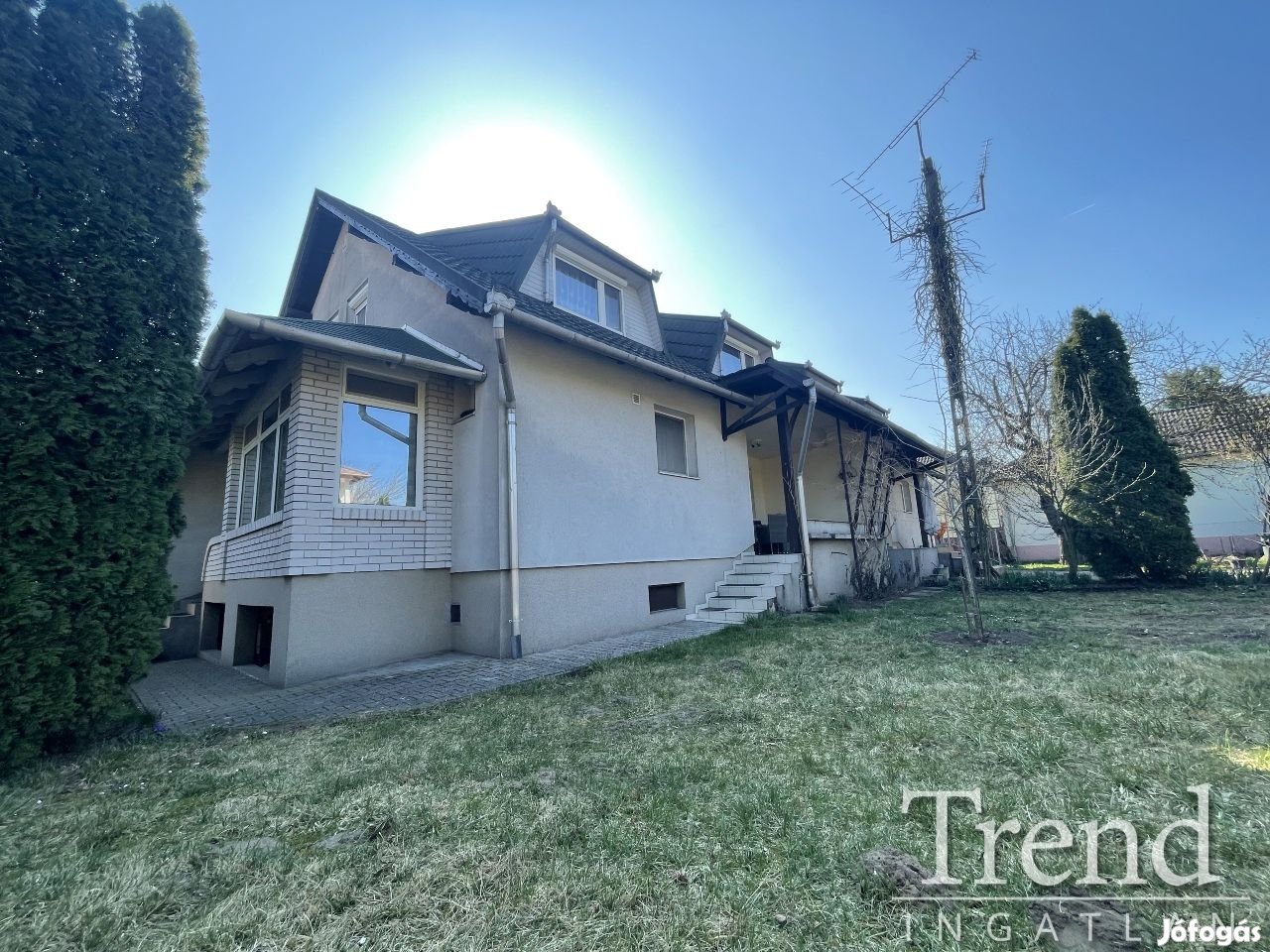Csillagdombon kiváló elosztással rendelkező ikerház egyik