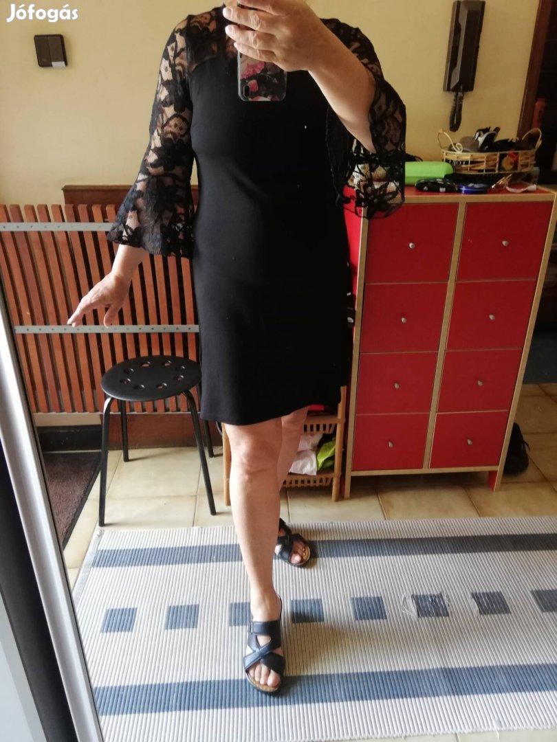 Csipkés ujjú Bodyflirt ruha M es 