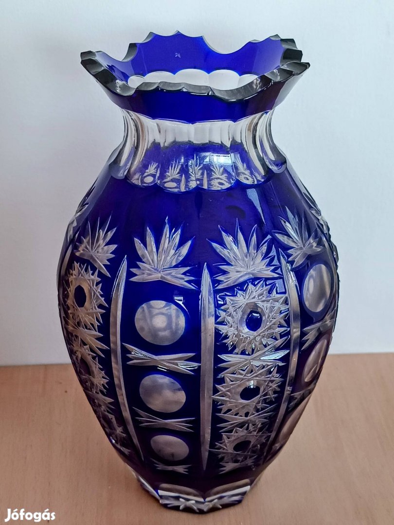 Csiszolt kék kristály váza