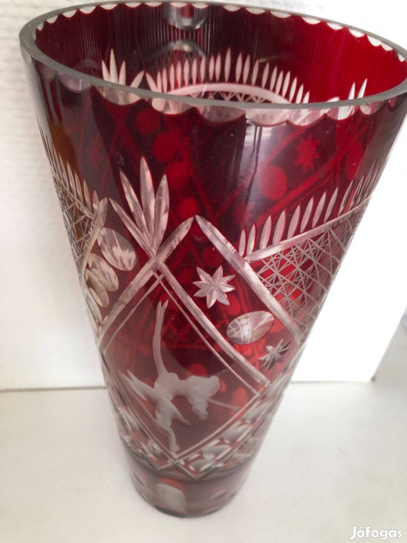 Csiszolt rubin színű ólomkristály váza eladó (Balerina)