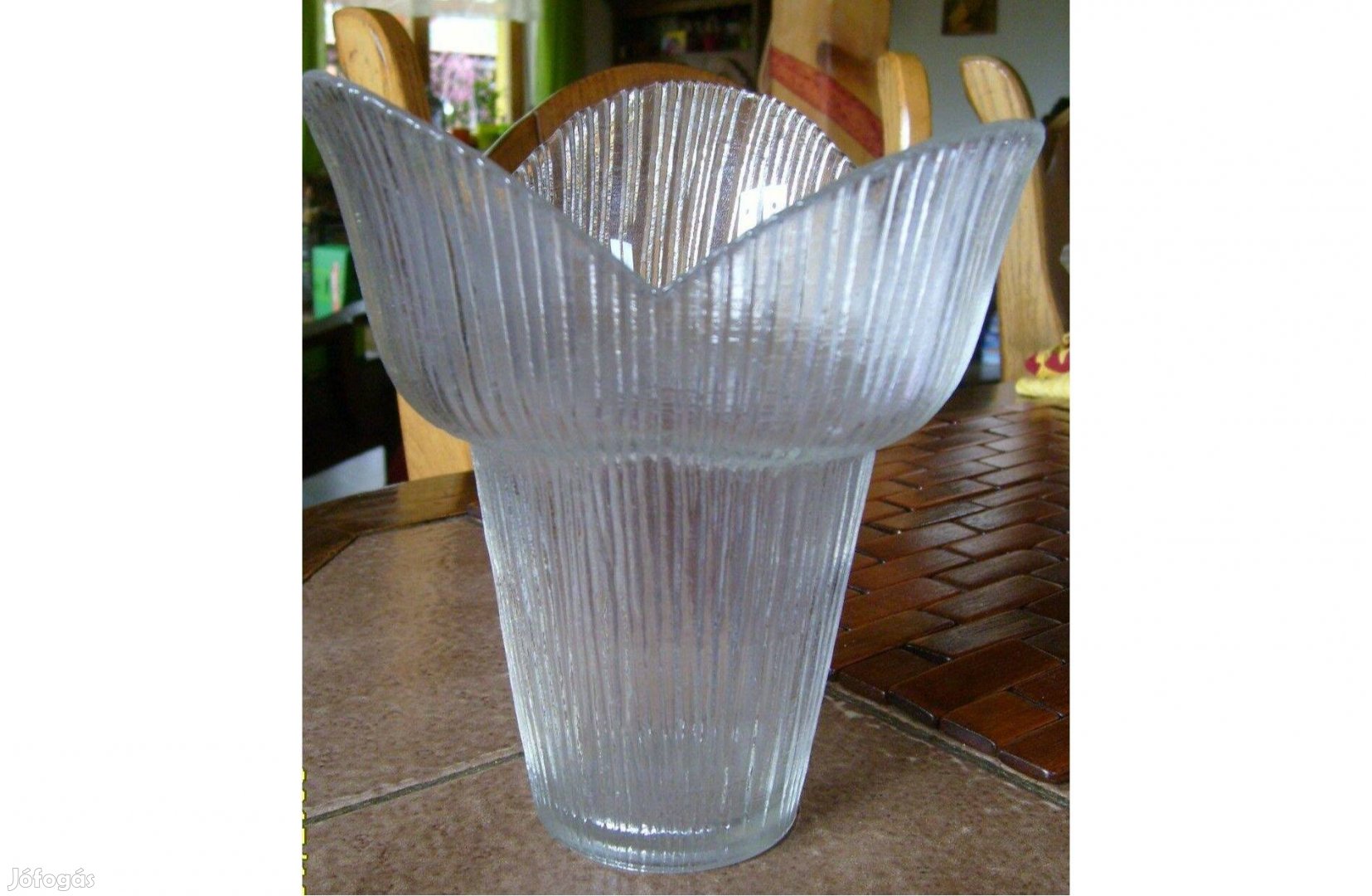 Csiszolt üveg váza 17 cm magas, 15 cm átmérő a teteje - Új