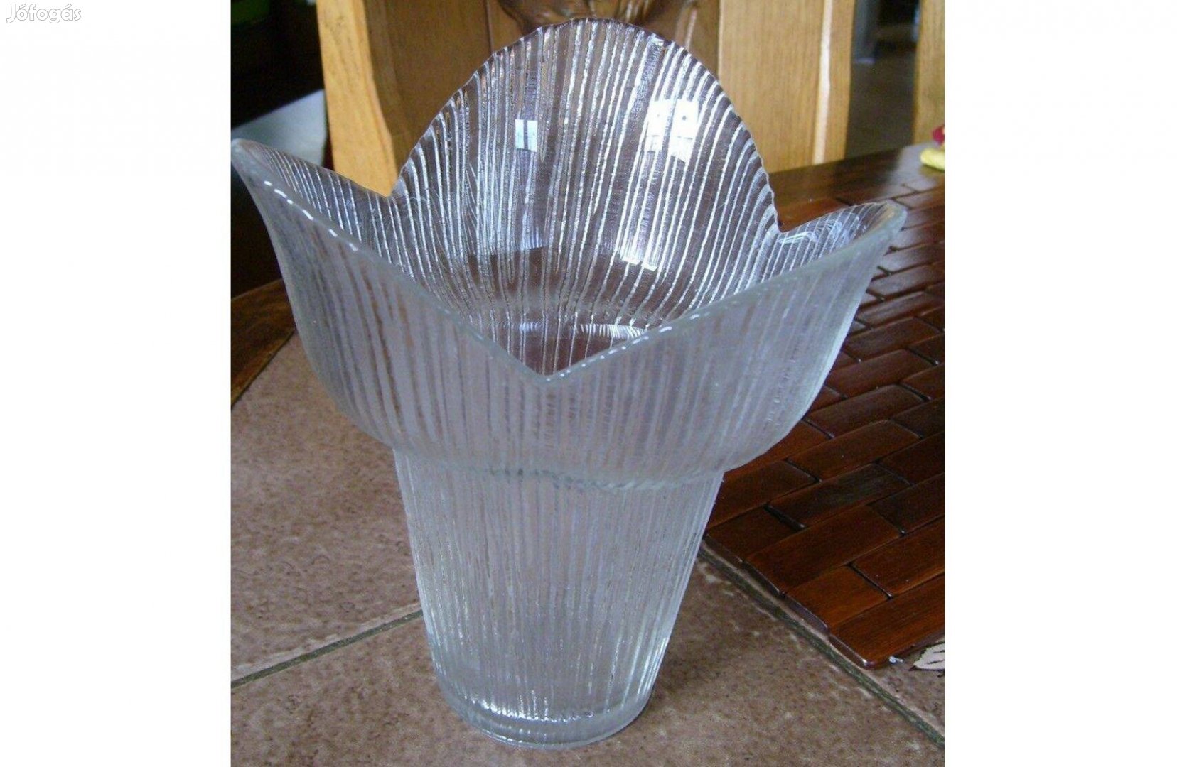 Csiszolt üveg váza 17 cm magas, 15 cm átmérő a teteje - Új