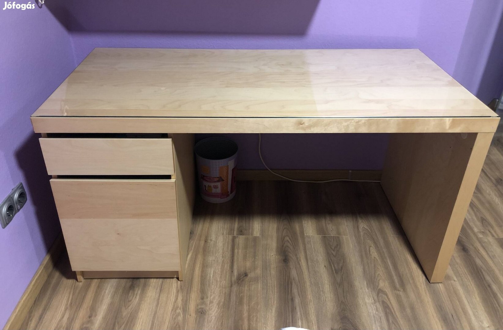 Csiszolt üveglapos, masszív íróasztal