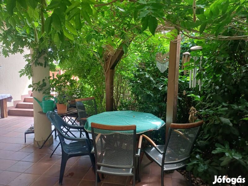 Csodálatos kert, egyedi stílus a Pilis szívében!